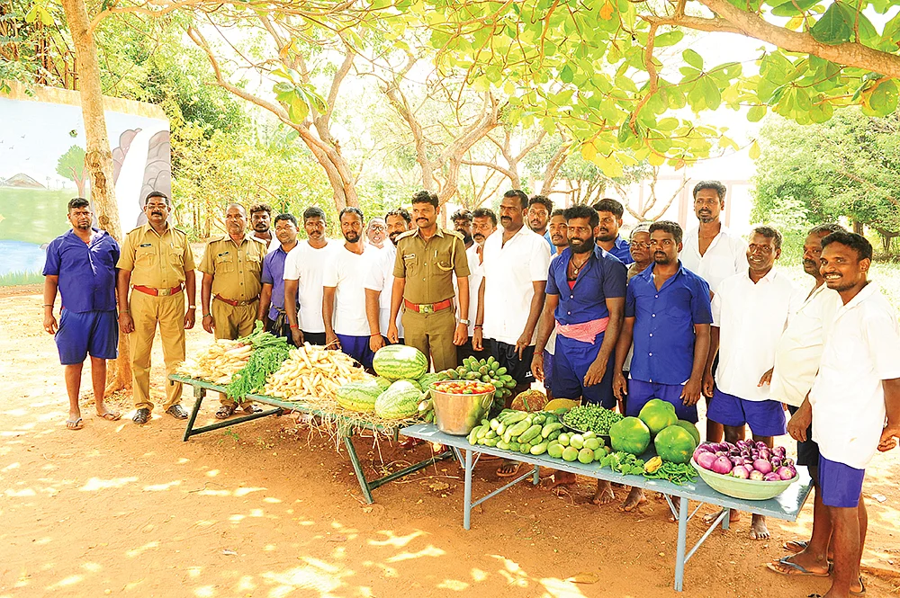 சிறைவாசிகள் விளைவித்த காய்கறிகளுடன்