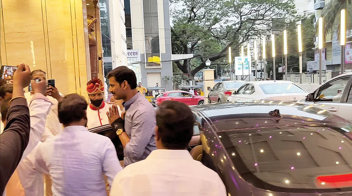 விஷாலும் கறுப்பு ஜாகுவாரும்!