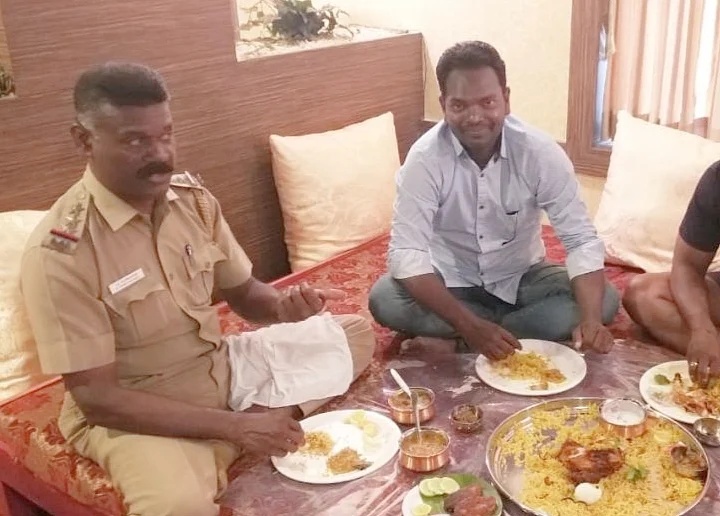 கடத்தல்காரர்களோடு பிரியாணி சாப்பிட்ட இன்ஸ்பெக்டர்