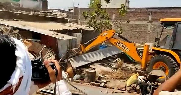 ராம நவமி ஊர்வலத்தில் கல்லெறிந்த நபர்களின் வீடுகள் இடிப்பு?! - மத்தியப் பிரதேசத்தில் நடந்தது என்ன?