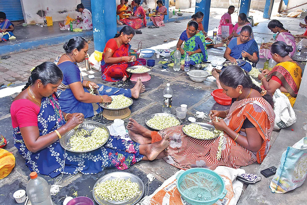 காலையில் மதுரை, மாலையில் மலேசியா... உலகம் முழுவதும் மணக்கும் மதுரை மல்லி!