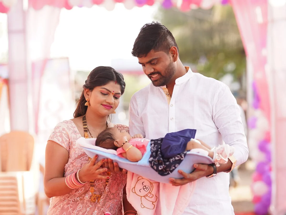 `எங்க வீட்டில் பிறந்த முதல் பெண் குழந்தை!' - மகளை ஹெலிகாப்டரில் அழைத்து வந்த தந்தை