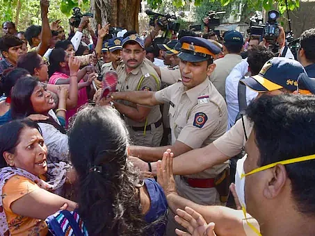 போராட்டத்தில் சரத் பவார் வீட்டில் செருப்பு வீசிய போக்குவரத்துத் தொழிலாளர்களின் வேலை பறிபோகிறது?!
