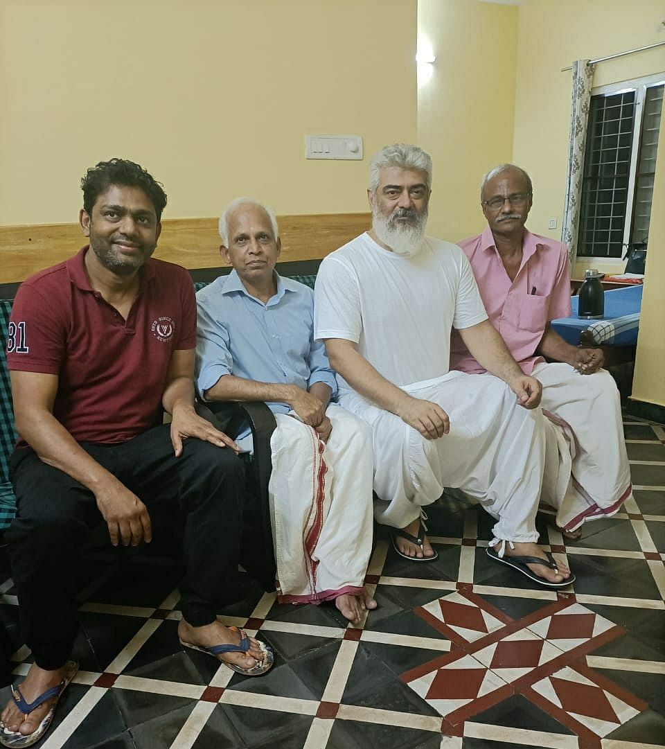 சிகிச்சை அளித்த குழுவினருடன் அஜித்