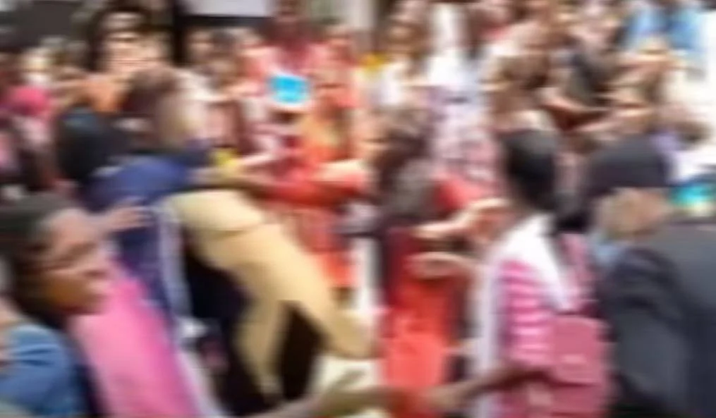 சண்டை போட்ட மாணவிகள் சஸ்பெண்ட்