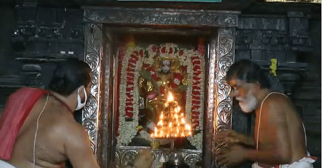 குருபகவானுக்கு தங்கக் கவச அலங்காரம்; மகா தீபாராதனை: ஆலங்குடியில் பக்திப் பரவசமடைந்த பக்தர்கள்!