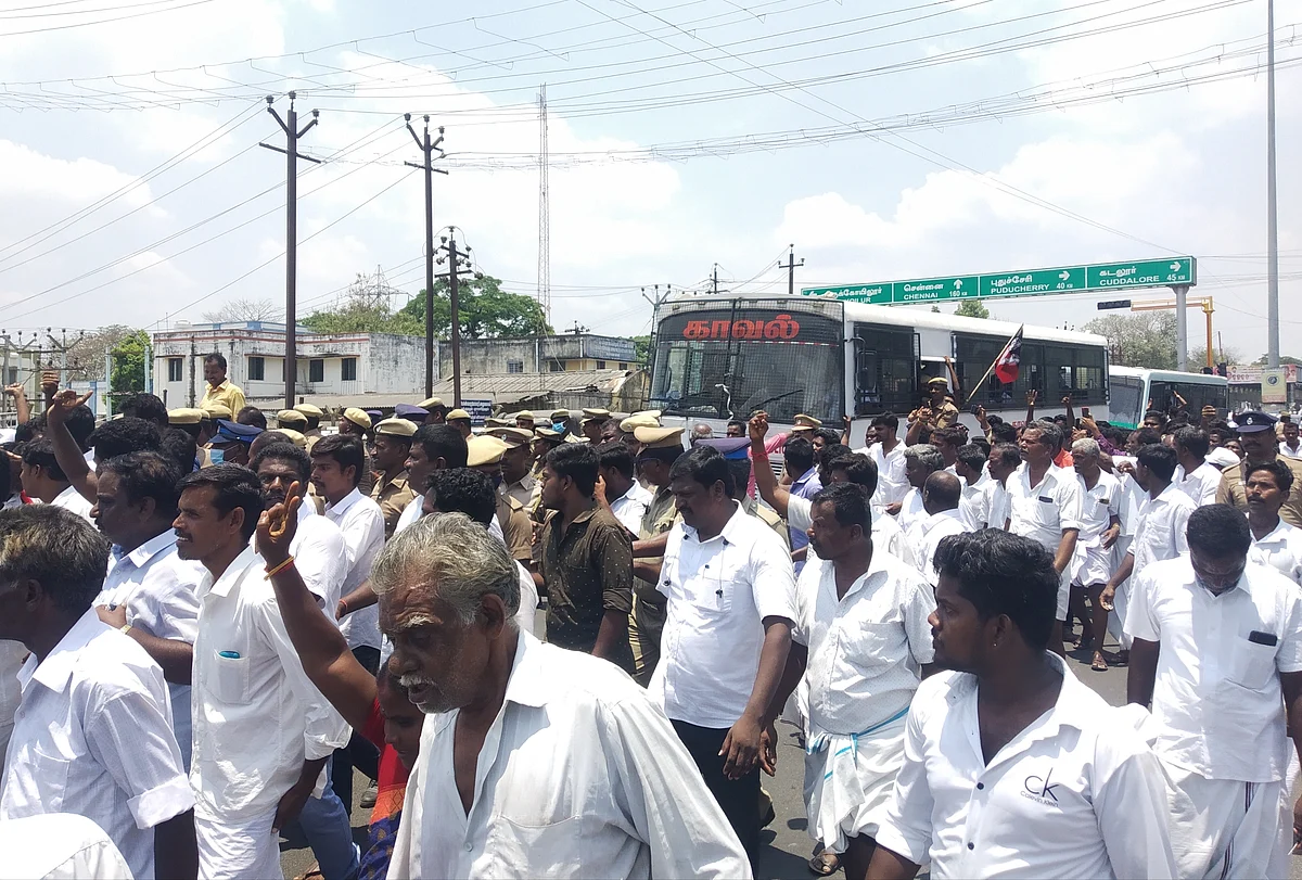 கைதுசெய்யப்பட்டு அழைத்துச் செல்லப்பட்ட சி.வி.சண்முகம்