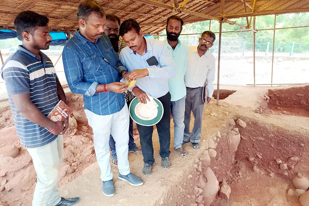 நாணயத்தை ஆய்வு செய்த அகழாய்வு இயக்குநர்