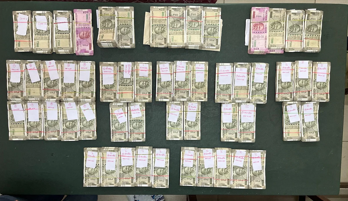 போக்குவரத்து இணை ஆணையர் காரில் ரூ. 28.35 லட்சம் பறிமுதல்