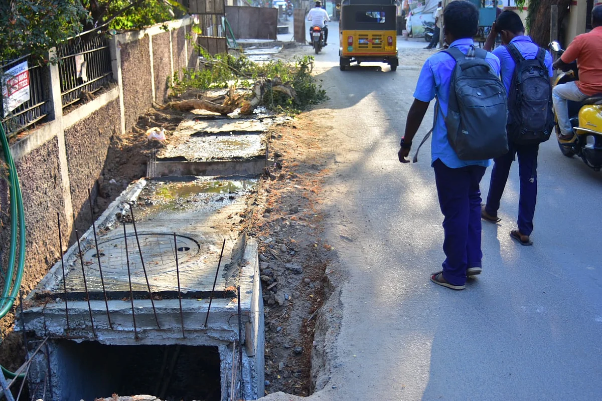 மேல் நோக்கி நீட்டிக்கொண்டிருக்கும் கம்பிகளும் குழிகளும்...