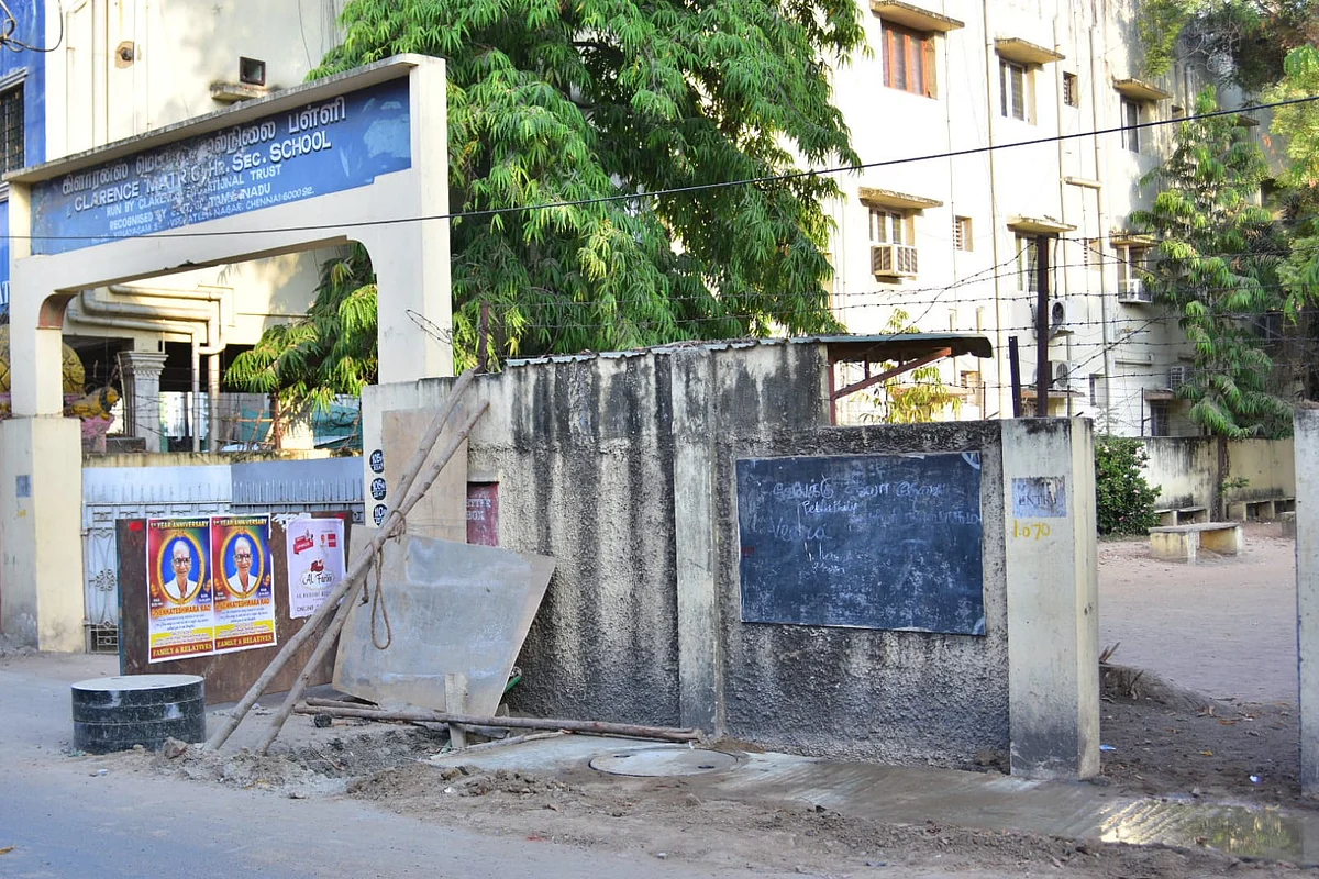 பள்ளியருகே பள்ளம்