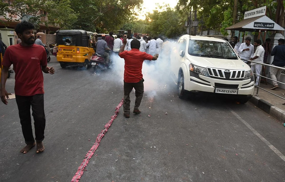 பட்டாசு வெடித்த தொண்டர்கள்