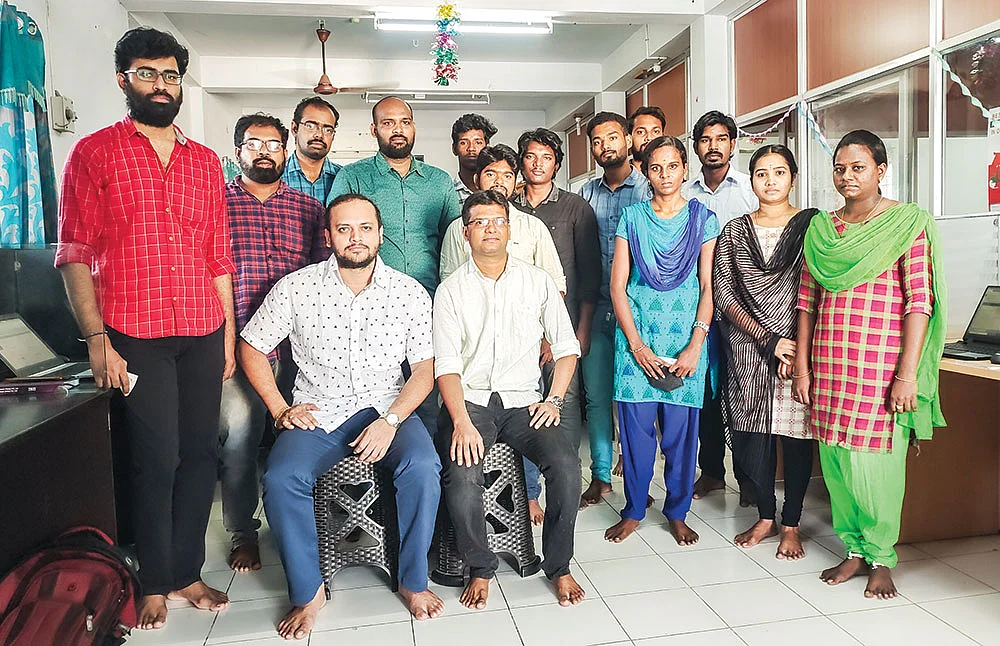 'சாரோஸ்' ஊழியர்களுடன்...