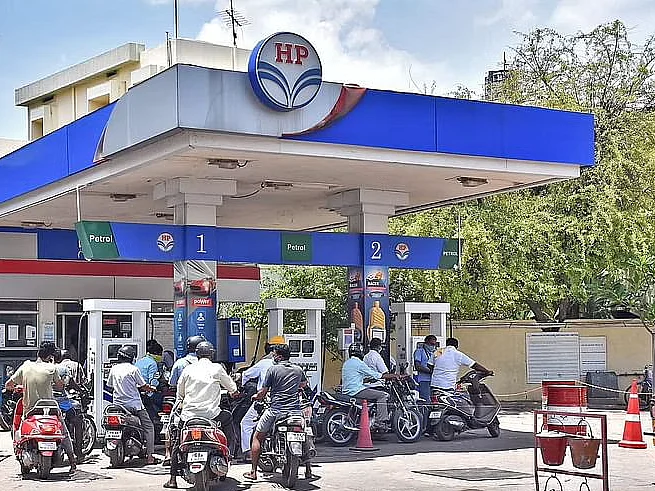 பெட்ரோல், டீசல் விலை உயர்வு... வரியைக் குறைக்கவேண்டியது மத்திய அரசா, மாநில அரசா?