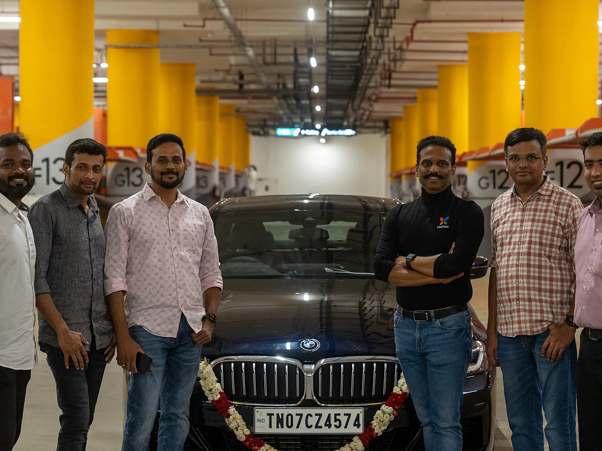 `இது உங்களுக்கான அன்பளிப்பு!' - 5 ஊழியர்களுக்கு BMW கார்; இன்ப அதிர்ச்சி தந்த சுரேஷ் சம்பந்தம்