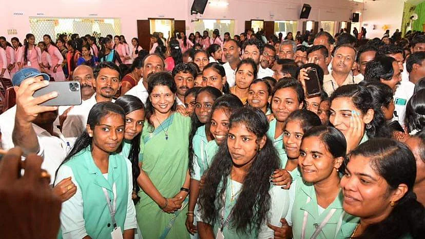 மாணவிகளுடன் கனிமொழி எம்.பி