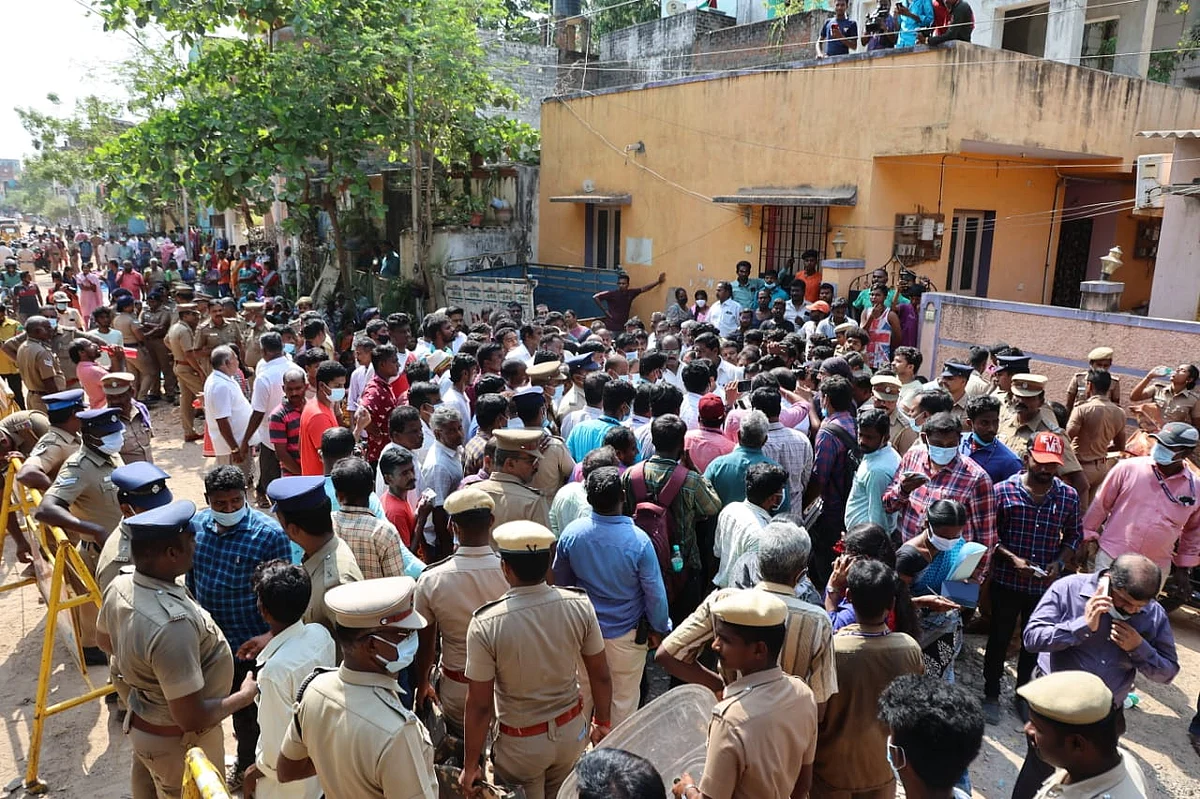ஆக்கிரமிப்புகளை அகற்றும் பணி