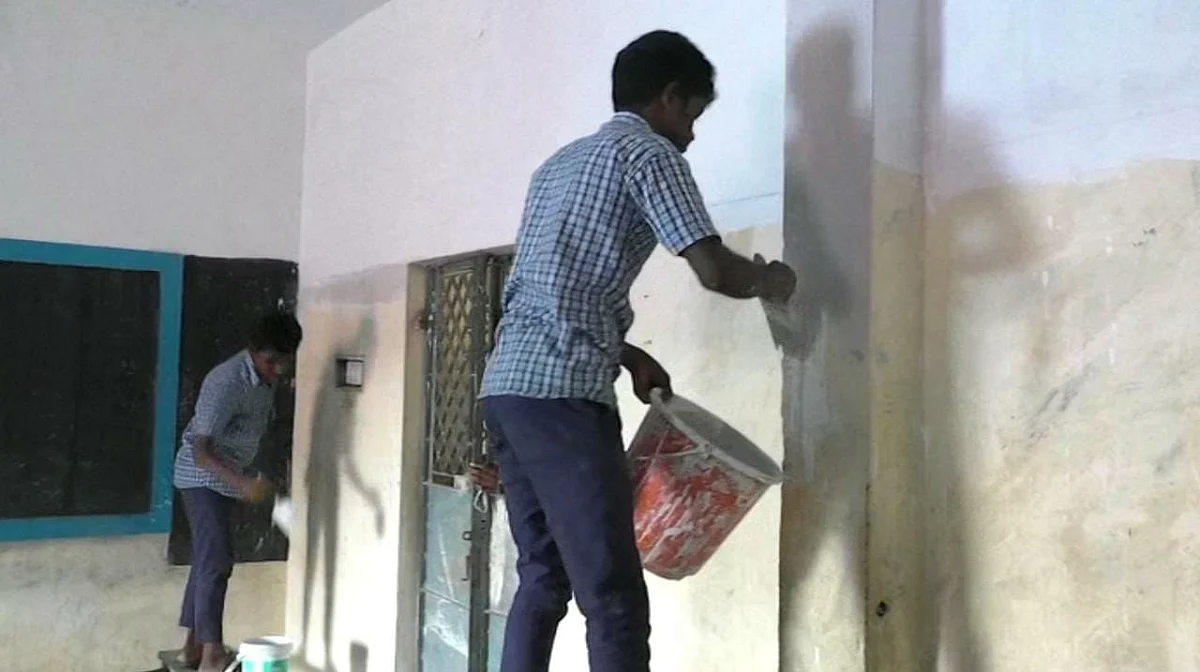 வகுப்பறையை சுத்தம் செய்யும் மாணவர்கள்