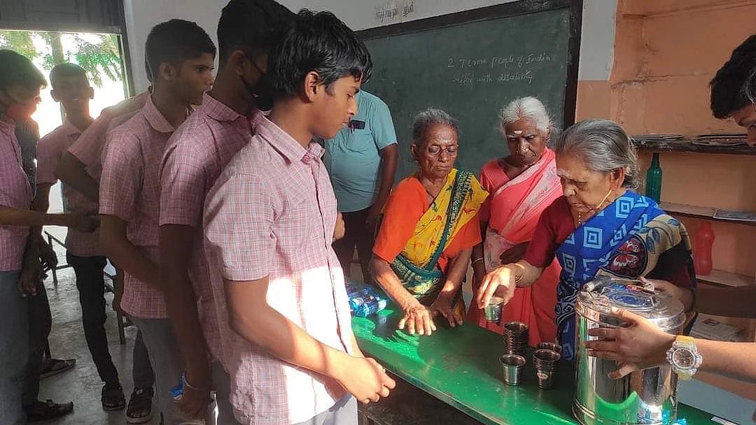 அரசுப் பள்ளி மாணவர்களுக்கு தேநீர் கொடுக்கும் பாட்டிகள்