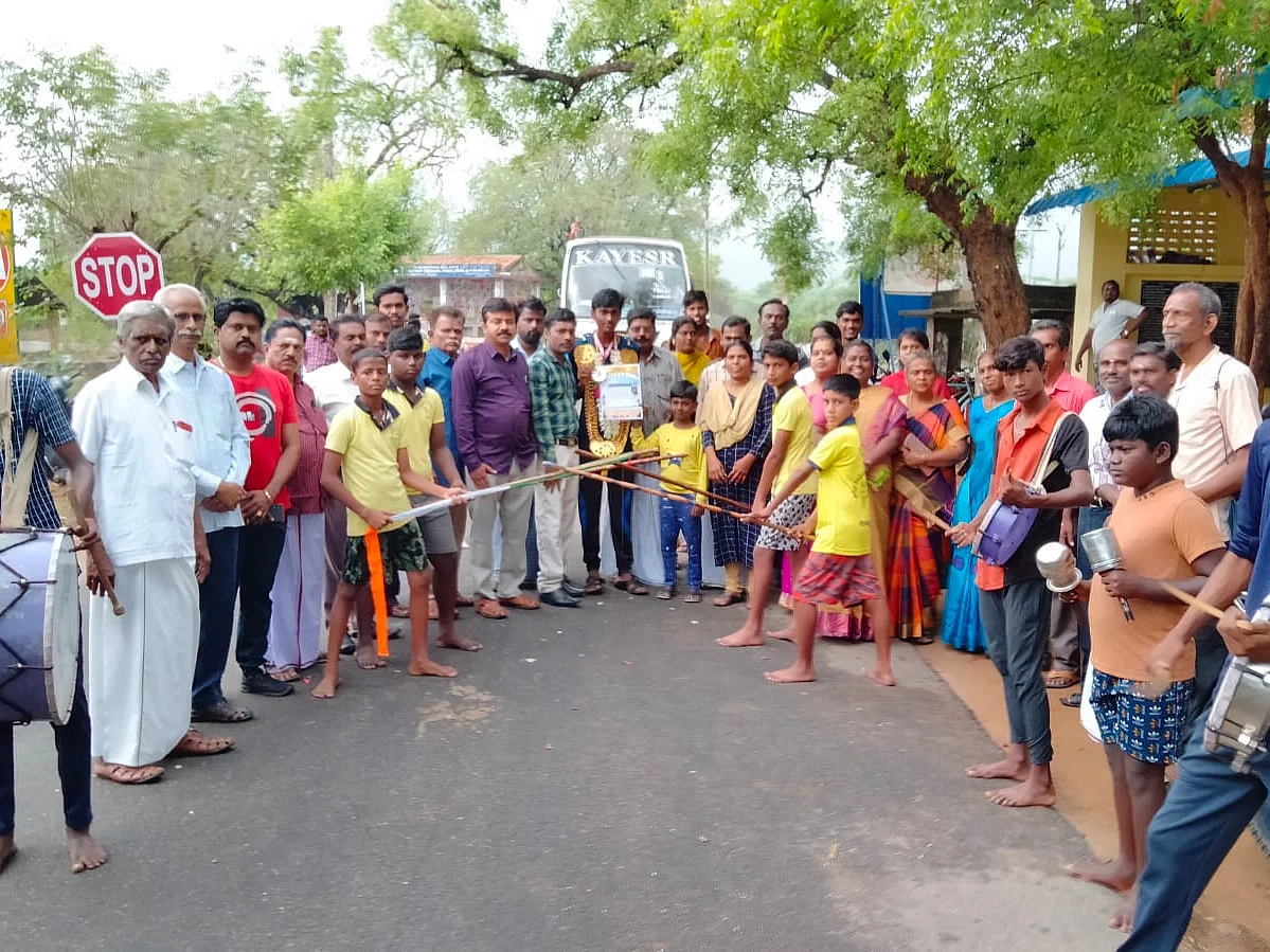 மாநில சாதனைகள் 17, தேசிய போட்டியில் வெள்ளி, அடுத்து சர்வதேச போட்டி - யோகாவில் சாதிக்கும் மாணவர்!