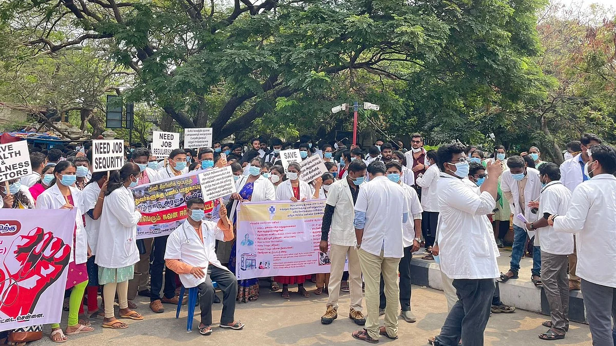 அம்மா மினி கிளினிக் மருத்துவர்கள் போராட்டம்