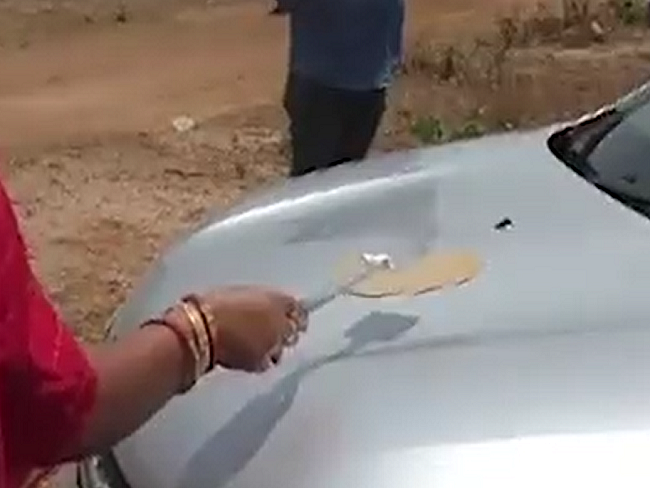 கொளுத்தும் வெயிலில் கார் பேனட்டில் ரொட்டி சுட்ட ஒடிசா பெண்; வைரலாகும் வீடியோ!