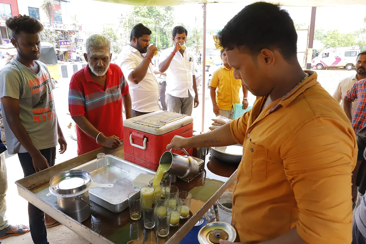கரும்பு ஜூஸ் கடையில் குருமூர்த்தி