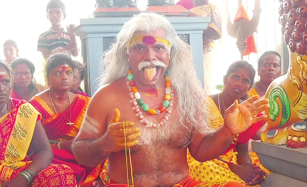 மில்க் பாத்... சிணுங்கல் நடனம்... ஜட்டி அபிஷேகம்... சர்ச்சை கிளப்பும் வேலூர் சாமியார்கள்!