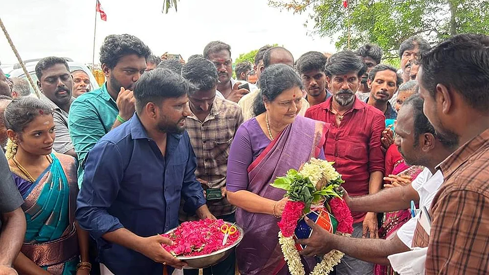 “பங்கைப் பிரி!” - அ.தி.மு.க பங்காளிச் சண்டை