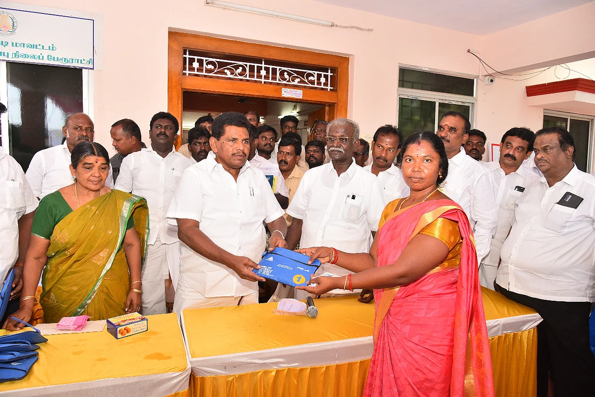 பைக் சாவி வழங்கிய அமைச்சர் அனிதா ராதாகிருஷ்ணன்