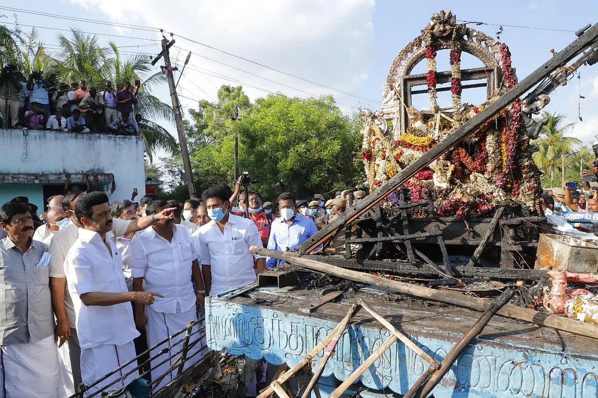 தேரைப் பார்வையிடும் முதல்வர் ஸ்டாலின்