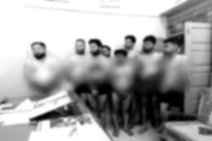 போலீஸ் லாக்கப்பில் கைதான பத்திரிகையாளர்கள்