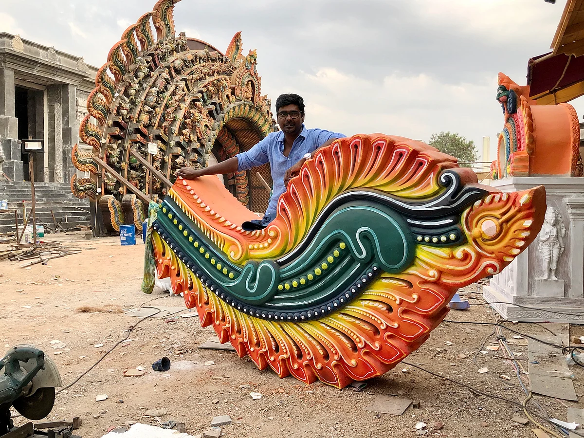 கோவில் செட் வேலையின் போது..