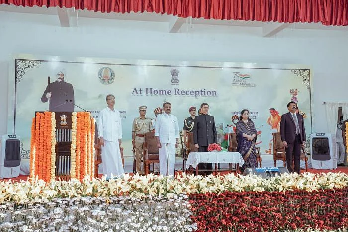 ஆளுநர் அளித்த தேநீர் விருந்தில்...