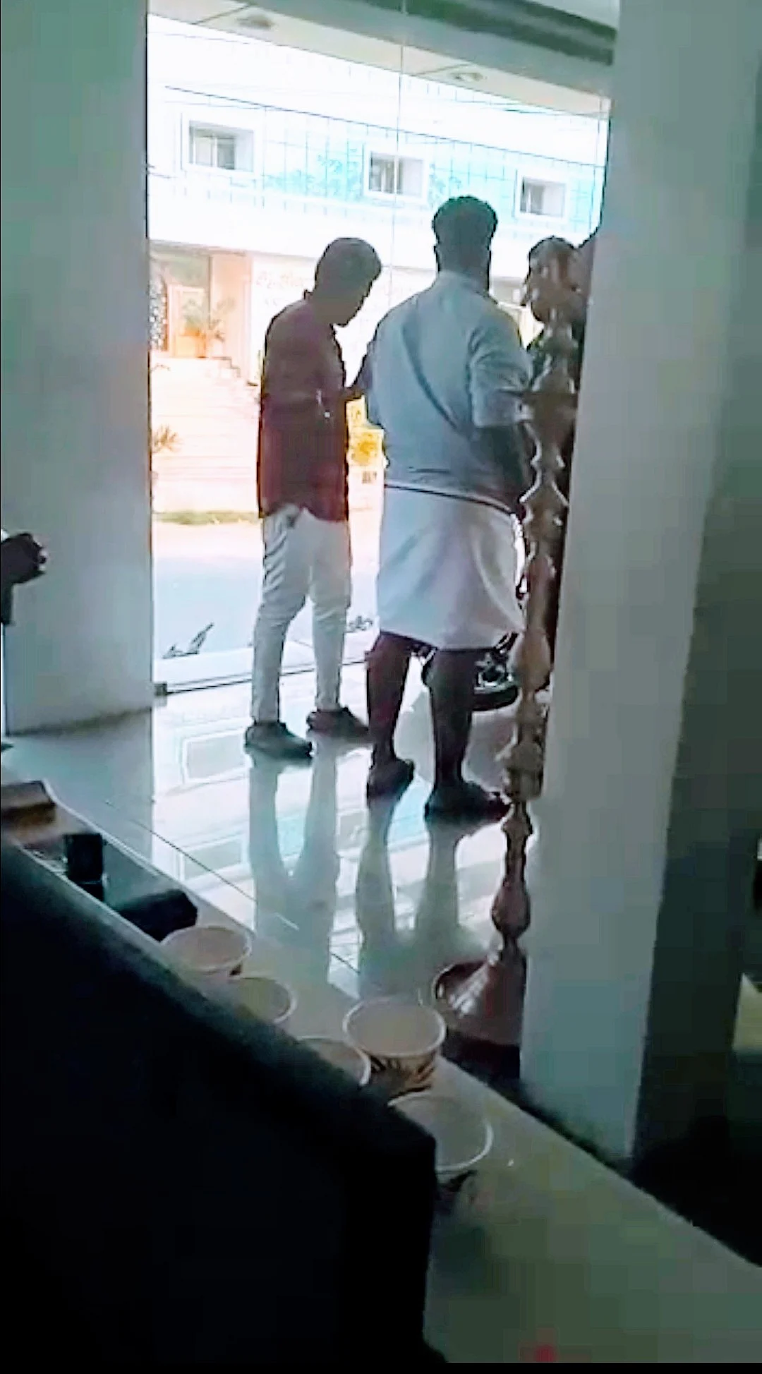 கடைக்குள் புகுந்து தகராறில் ஈடுபடும் திமுக-வினர்