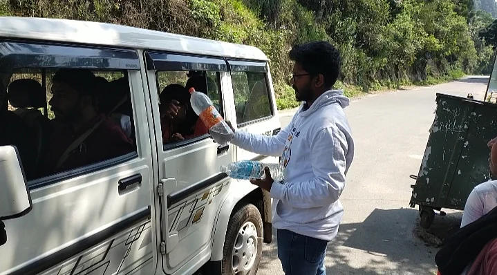 வாட்டர் பாட்டில்களை பறிமுதல் செய்யும் ஊழியர்கள்