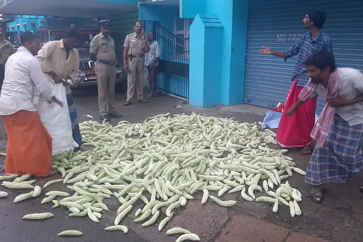 பாகற்காய்களை கீழே கொட்டும் விவசாயிகள்