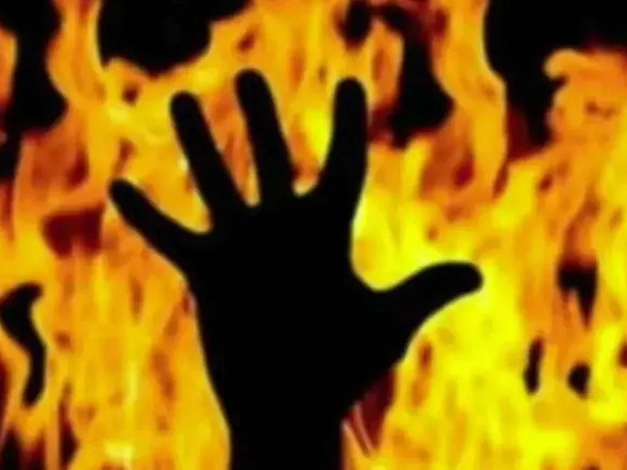 புனே: வேலையிலிருந்து நீக்கிய கடை உரிமையாளர்... ஊழியர் தீவைத்து எரித்ததில் உடல் கருகி சாவு!
