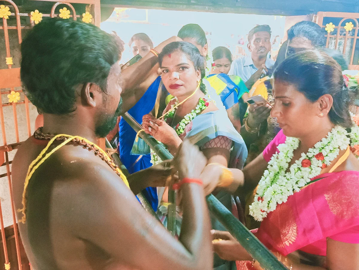 திருநங்கைகள் தாலி கட்டிக்கொள்ளும் நிகழ்வு