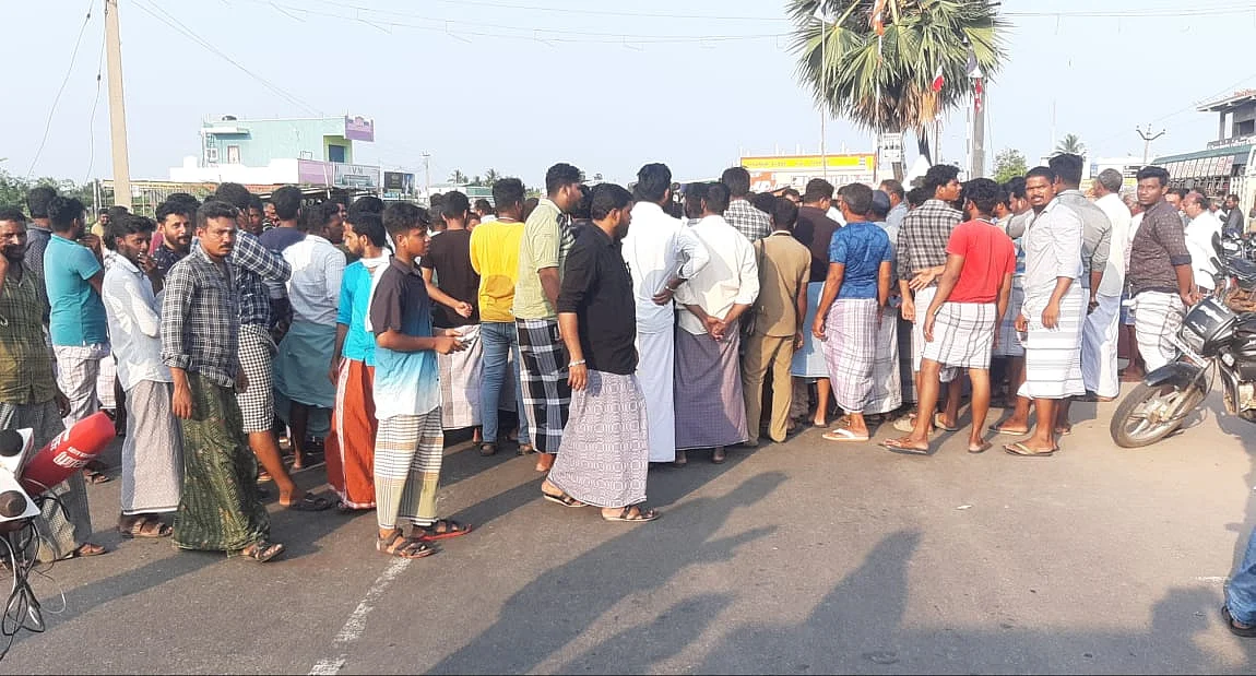 பிரியாணி கடை சாலை மறியல்
