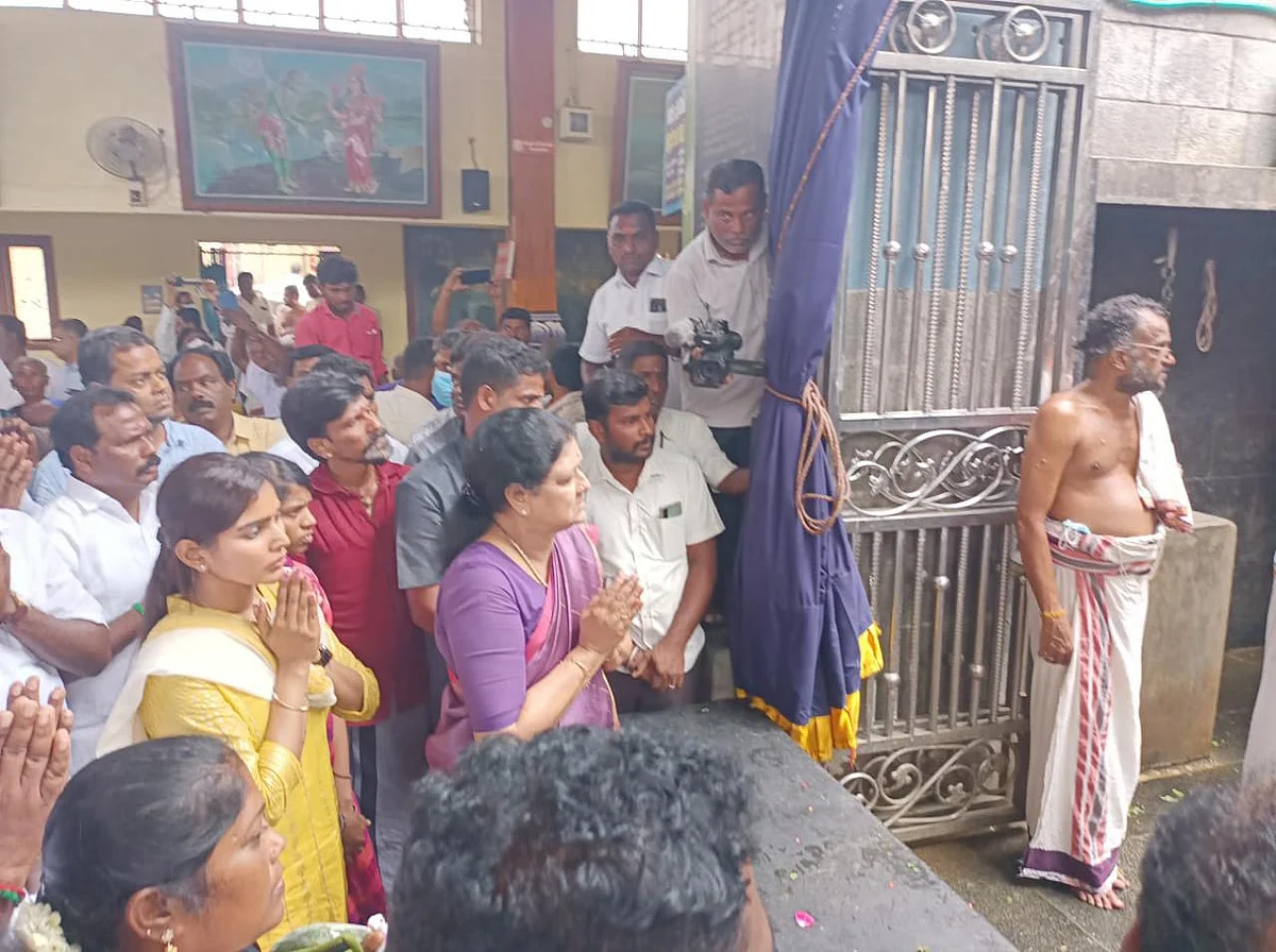 ஆஞ்சநேயர் கோயிலில் சசிகலா