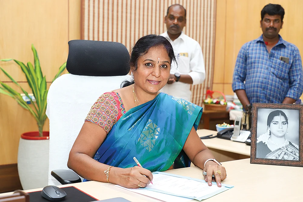 அன்று, சைக்கிளில் சென்ற மாணவி... இன்று, அதே பல்கலைக்கழகத்துக்கு துணைவேந்தர்!