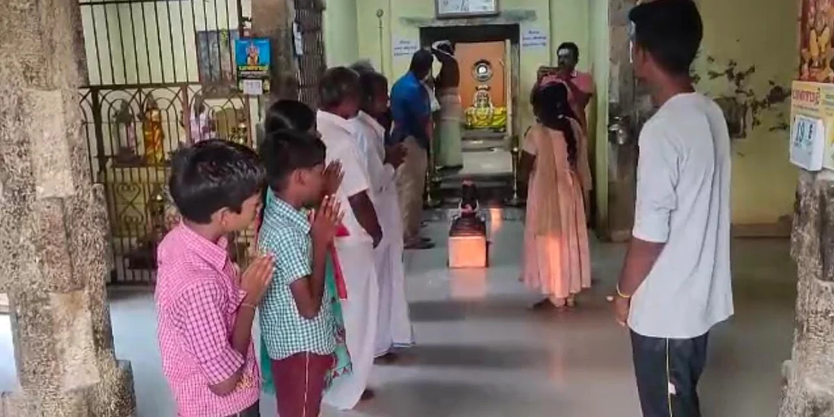 ஈசனை வழிபடும் பக்தர்கள்