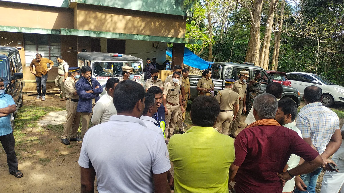 சோதனைச்சாவடியில் பத்திரிக்கையாளர்கள்