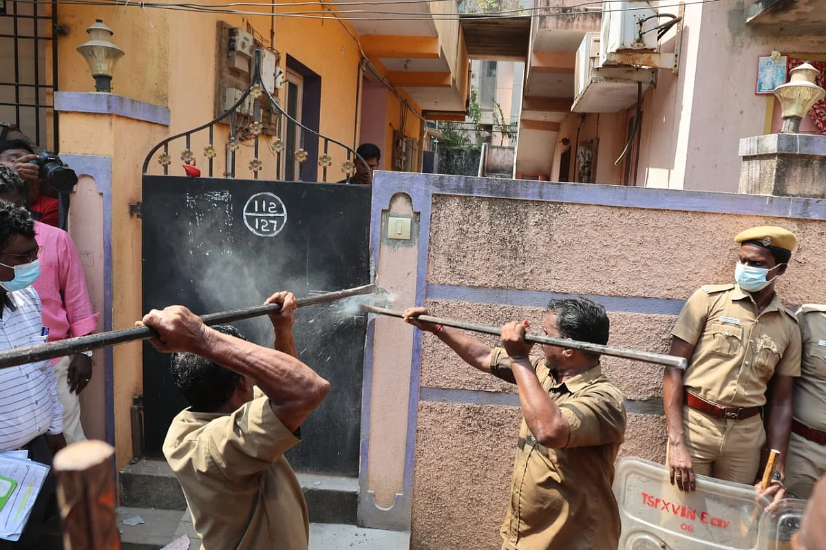 ஆக்கிரமிப்புகளை அகற்றும் பணி