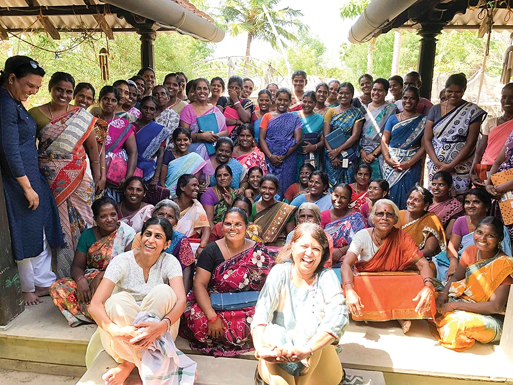 திருவண்ணாமலையைச் சேர்ந்த `வைல்டு ஐடியாஸ்' அமைப்பின் குழுவினருடன் ரம்யா நாகேஸ்வரன்...