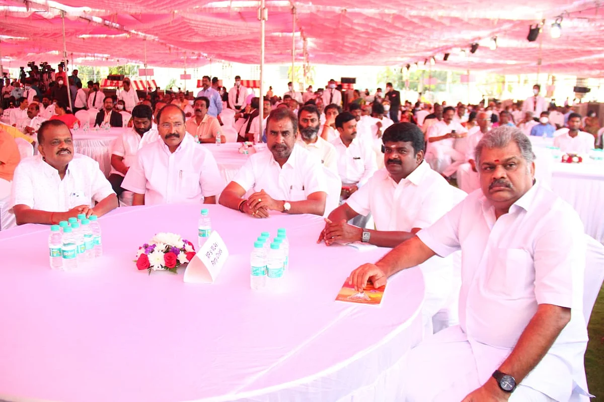 ஆளுநர் அளித்த தேநீர் விருந்தில்...