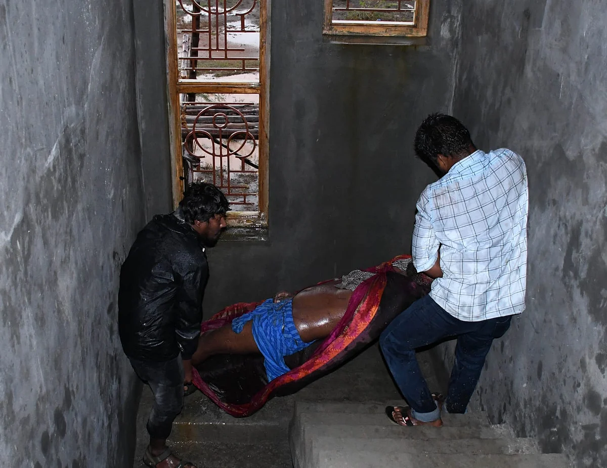 உயிரிழந்தவா்களை மீட்கும் பணி