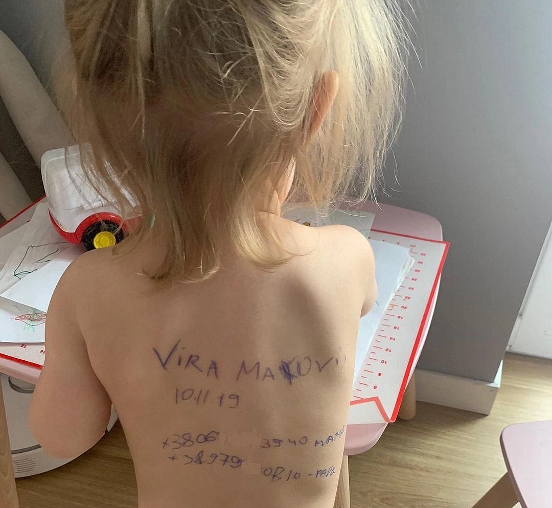 `எங்கள் குழந்தை அனாதையல்ல!' குழந்தைகளின் முதுகில் முகவரி;
மனதை உருக்கிய உக்ரைன் தாய்மார்கள் செயல்! 