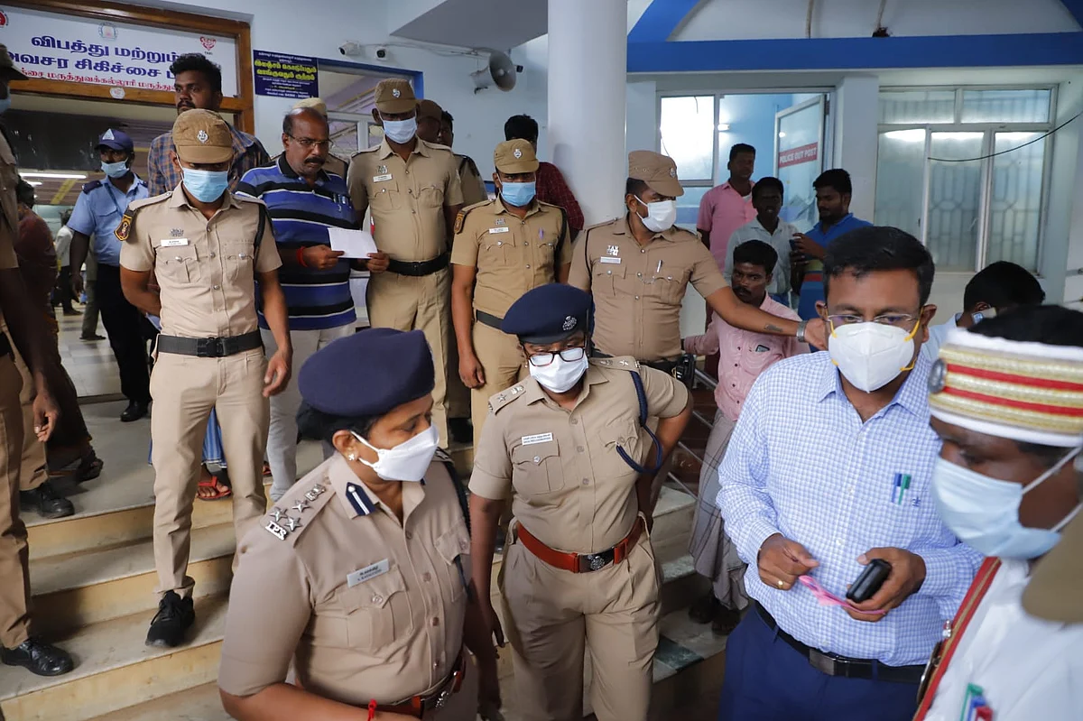 மருத்துவமனையில் அதிகாரிகள் பார்வையிட்டனர்